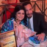 Omar Fayad reaparece en Rusia con imagen renovada y Victoria Ruffo