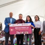 Entrega Menchaca becas a más de 11 mil universitarios