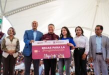 Entrega Menchaca becas a más de 11 mil universitarios