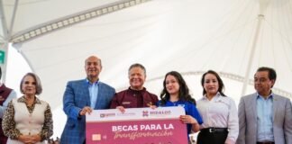 Entrega Menchaca becas a más de 11 mil universitarios