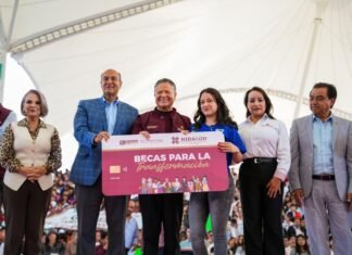 Entrega Menchaca becas a más de 11 mil universitarios
