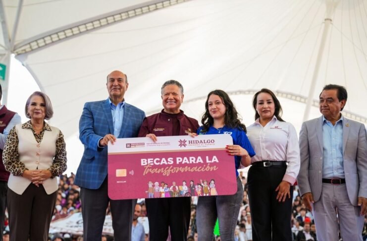 Entrega Menchaca becas a más de 11 mil universitarios
