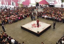 Entrega Menchaca tarjetas de Programas del Pueblo