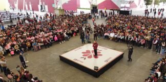 Entrega Menchaca tarjetas de Programas del Pueblo