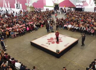 Entrega Menchaca tarjetas de Programas del Pueblo
