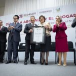 Entregan la Presea al Mérito Jurídico a la primera mujer notaria de Hidalgo