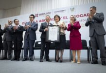 Entregan la Presea al Mérito Jurídico a la primera mujer notaria de Hidalgo