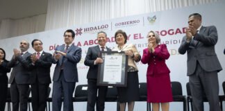 Entregan la Presea al Mérito Jurídico a la primera mujer notaria de Hidalgo