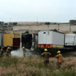 Incendio consume cajas de tractocamión en Tulancingo