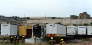 Incendio consume cajas de tractocamión en Tulancingo
