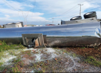 Vuelca pipa cargada con leche en bulevar Las Torres
