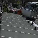 Tráiler invade carril confinado y provoca accidente