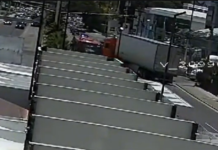 Tráiler invade carril confinado y provoca accidente