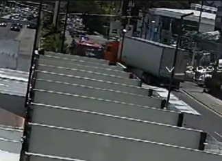 Tráiler invade carril confinado y provoca accidente