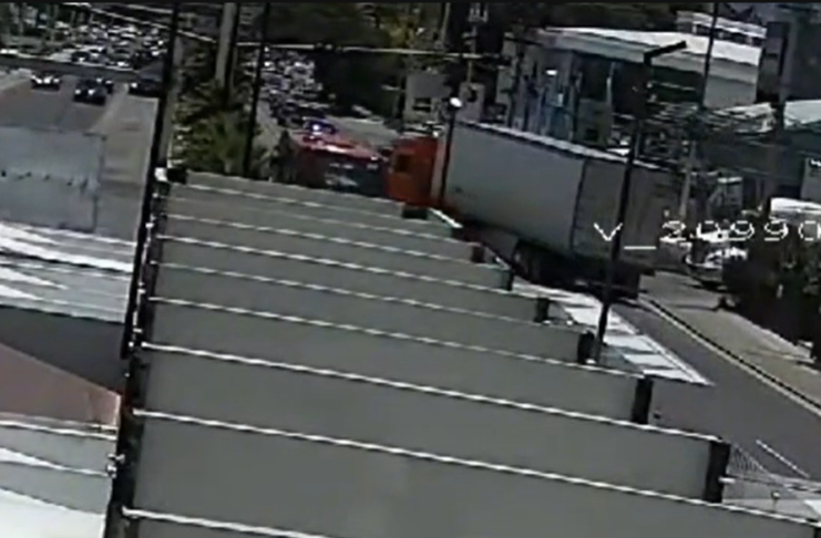 Tráiler invade carril confinado y provoca accidente