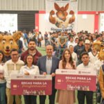 Gobierno entrega más de mil Becas para la Transformación