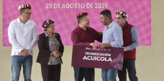 Menchaca entrega apoyos productivos en Lolotla