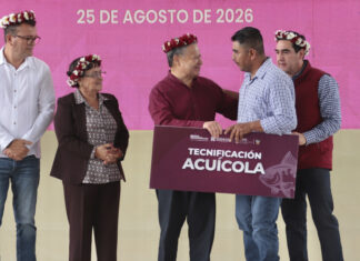 Menchaca entrega apoyos productivos en Lolotla