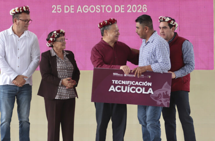 Menchaca entrega apoyos productivos en Lolotla
