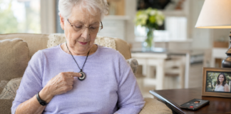 Un botón puede hacer la diferencia: tecnología que protege a los adultos mayores
