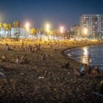 Turistas duermen en playas de Barcelona ante el alto costo de hospedaje
