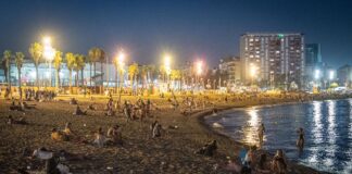 Turistas duermen en playas de Barcelona ante el alto costo de hospedaje