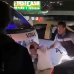 Investigan agresión de taxista contra joven en Plaza Universidad