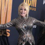 Muere Dolly Parton; Trump ordena izar banderas a media asta