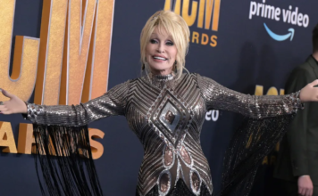 Muere Dolly Parton; Trump ordena izar banderas a media asta