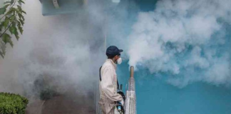 Fumigan escuelas en Tepetitlán para combatir plaga de moscos