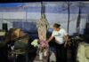 Y entre los restos del lugar, el Cristo permanece de pie