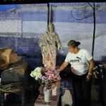 Y entre los restos del lugar, el Cristo permanece de pie