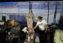 Y entre los restos del lugar, el Cristo permanece de pie