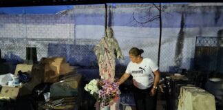 Y entre los restos del lugar, el Cristo permanece de pie