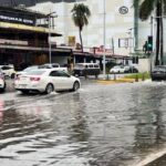 Breve pero instensa lluvia provoca inundaciones y caos en Acapulco