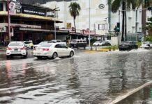 Breve pero instensa lluvia provoca inundaciones y caos en Acapulco