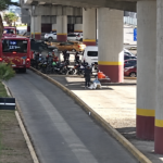 Vehículo particular provoca choque con unidad del Transporte Metropolitano en Zona Plateada
