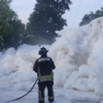 Espuma vuelve a invadir carretera en Alfajayucan