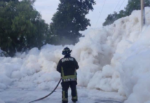Espuma vuelve a invadir carretera en Alfajayucan