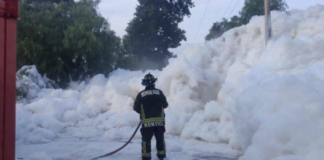 Espuma vuelve a invadir carretera en Alfajayucan