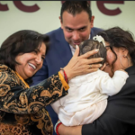Niñas y niños encuentran nueva familia mediante programa de adopción