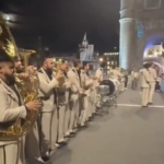 ¡Les apagaron el palomazo! Policía retira a Banda El Recodo del Tower Bridge
