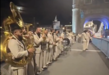 ¡Les apagaron el palomazo! Policía retira a Banda El Recodo del Tower Bridge