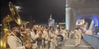 ¡Les apagaron el palomazo! Policía retira a Banda El Recodo del Tower Bridge