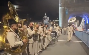 ¡Les apagaron el palomazo! Policía retira a Banda El Recodo del Tower Bridge