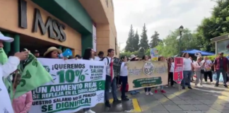 Marchan trabajadores del IMSS; exigen jubilación digna y mejores condiciones laborales