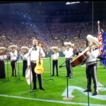 ¡Viva México! Mariachi entona el himno de EU en el Thursday Night Football