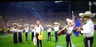 ¡Viva México! Mariachi entona el himno de EU en el Thursday Night Football