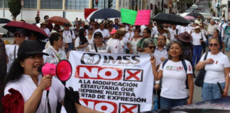 Marchan trabajadores activos y jubilados del IMSS e IMSS-Bienestar en Hidalgo