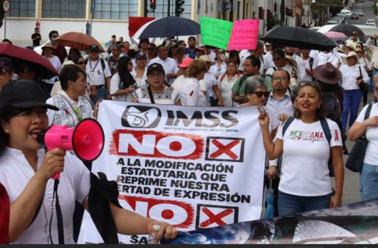 Marchan trabajadores activos y jubilados del IMSS e IMSS-Bienestar en Hidalgo